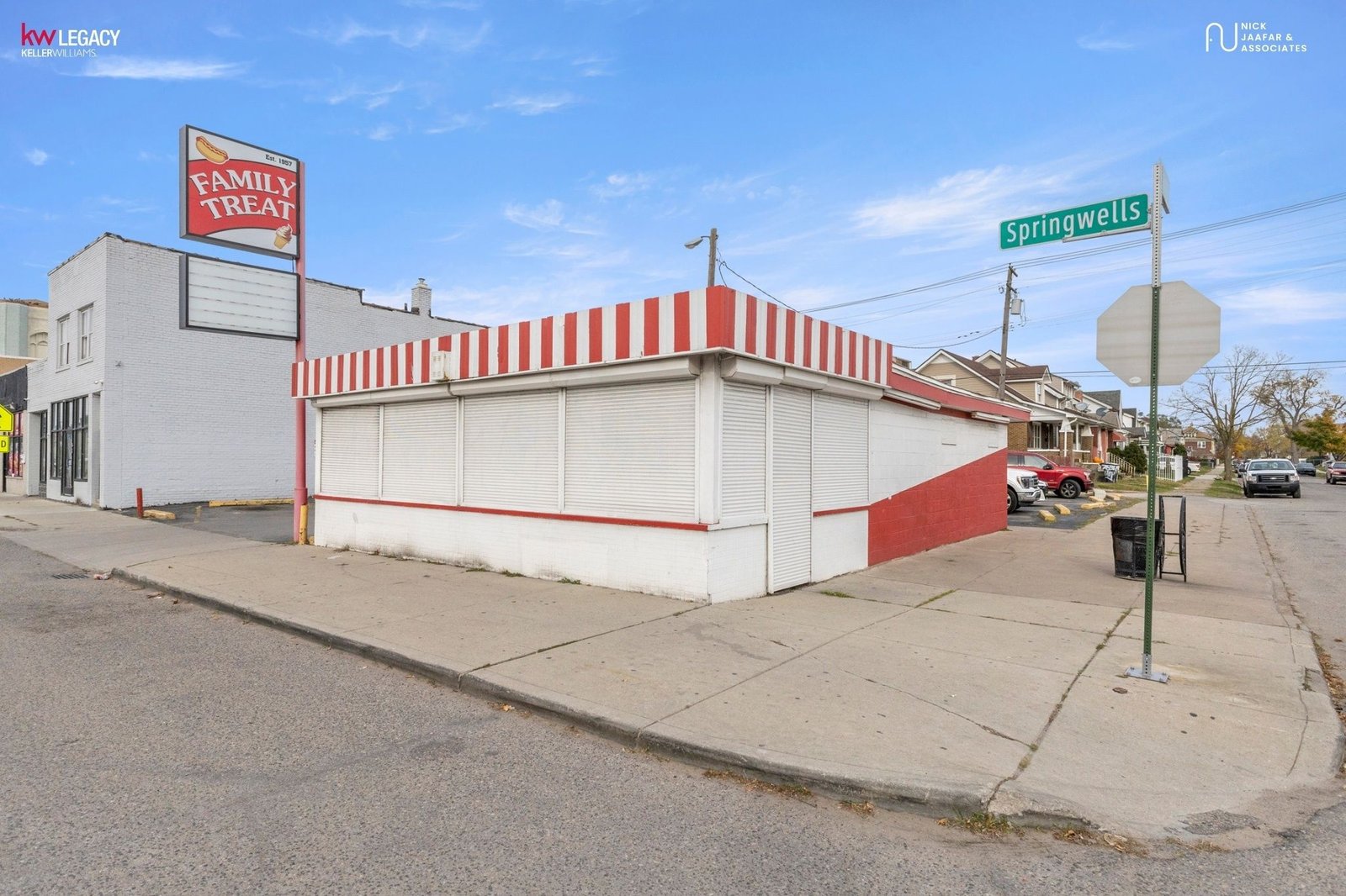 Un edificio con un techo de rayas rojas y blancas

El contenido generado por IA puede ser incorrecto.