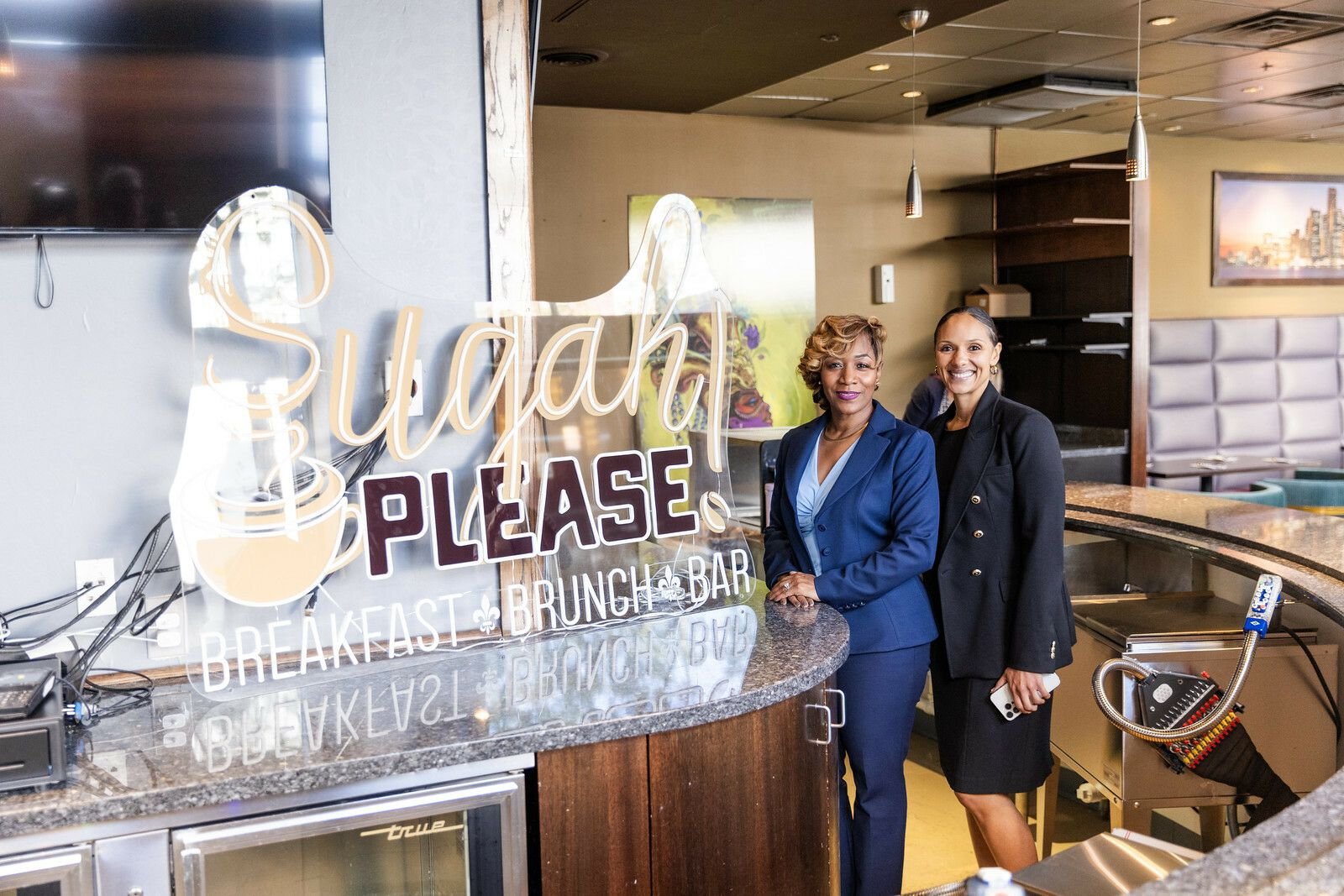 Un grupo de mujeres de pie frente a un bar

El contenido generado por IA puede ser incorrecto.