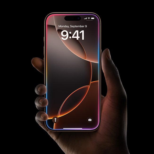 El brillo de Siri con tecnología Apple Intelligence se muestra en el iPhone 16 Pro de un usuario.