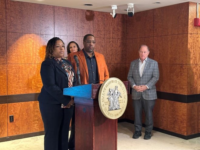 Los residentes de College Park, Grace y Francois Moore, hablan sobre las evaluaciones de sus propiedades en un anuncio que promociona el aumento de los valores de las propiedades en la sala de conferencias del alcalde Mike Duggan en el Centro Municipal Coleman A. Young, el martes 21 de enero de 2025.