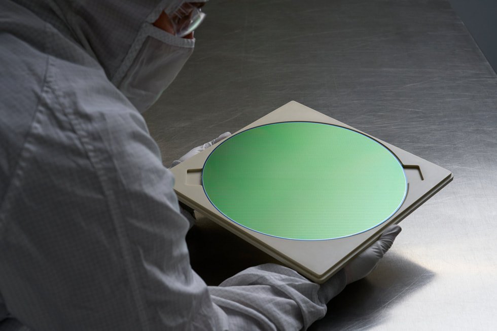 Un trabajador en la planta de fabricación de obleas de semiconductores de Texas Instruments en Lehi, Utah.