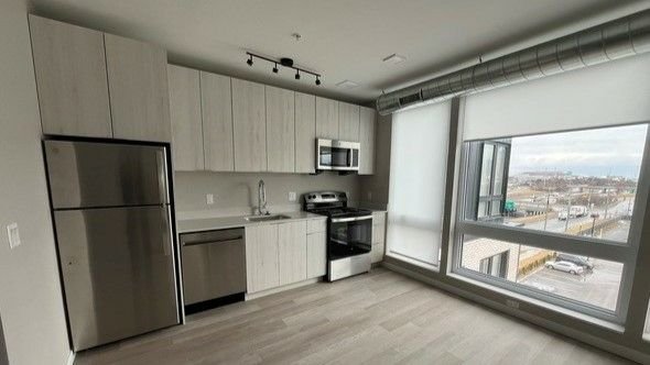 Una cocina con armarios blancos y suelo de madera

El contenido generado por IA puede ser incorrecto.