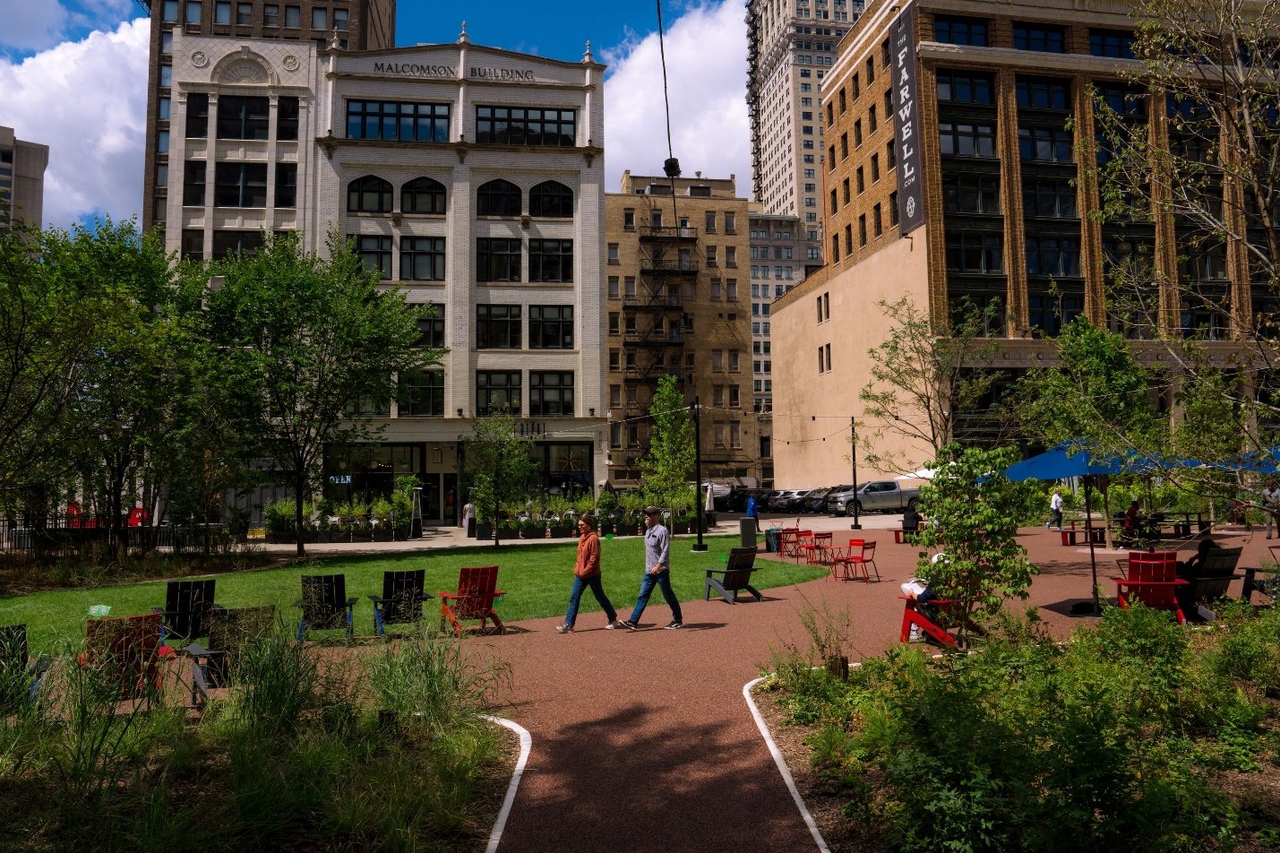 Gente caminando en un parque
El contenido generado por IA puede ser incorrecto.