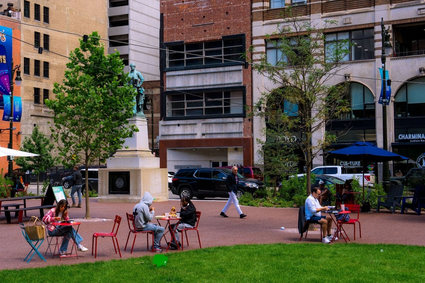 Gente sentada en mesas en un parque
El contenido generado por IA puede ser incorrecto.