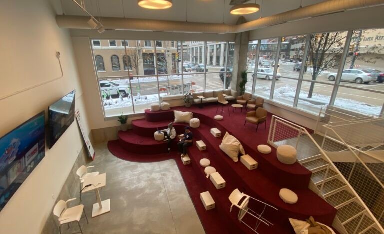 Espacio de coworking con decenas de oficinas privadas en la antigua UICA que está prevista para abrir