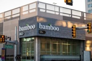 Un edificio con un cartel lateral
El contenido generado por IA puede ser incorrecto.