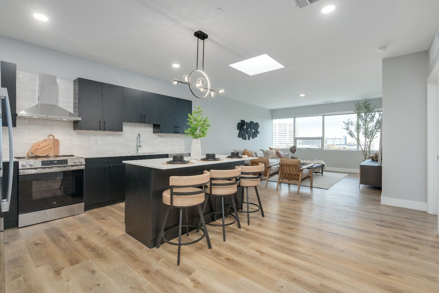 Una cocina y comedor con mesa y sillas
El contenido generado por IA puede ser incorrecto.