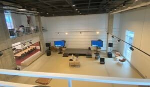 Una habitación con escenario y televisión
El contenido generado por IA puede ser incorrecto.